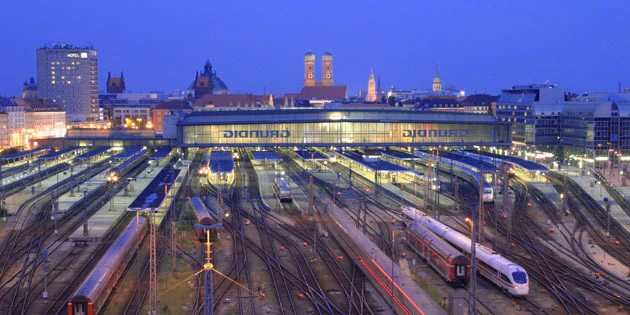 Schalterhalle, Hauptbahnhof, Fahrplan, Bahn, Sprintstrecke, München, Berlin, München Hauptbahnhof