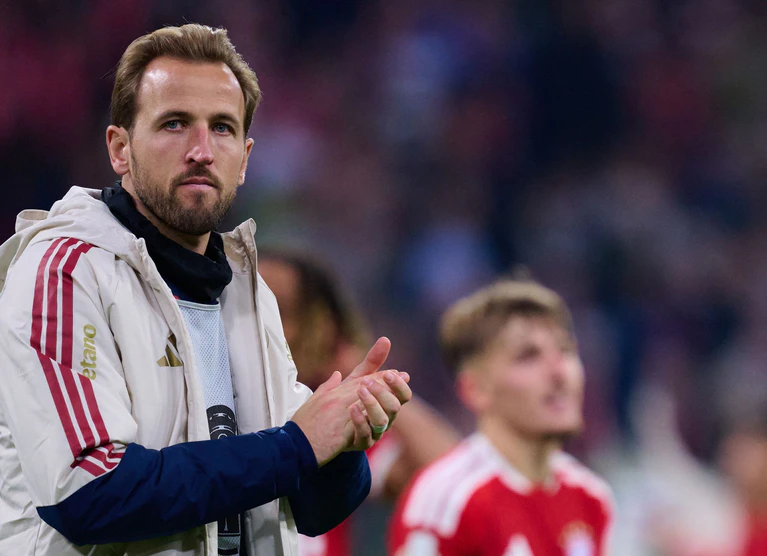 Harry Kane klatscht nach dem 6:1 gegen Magdeburg. — © Sven Hoppe/dpa