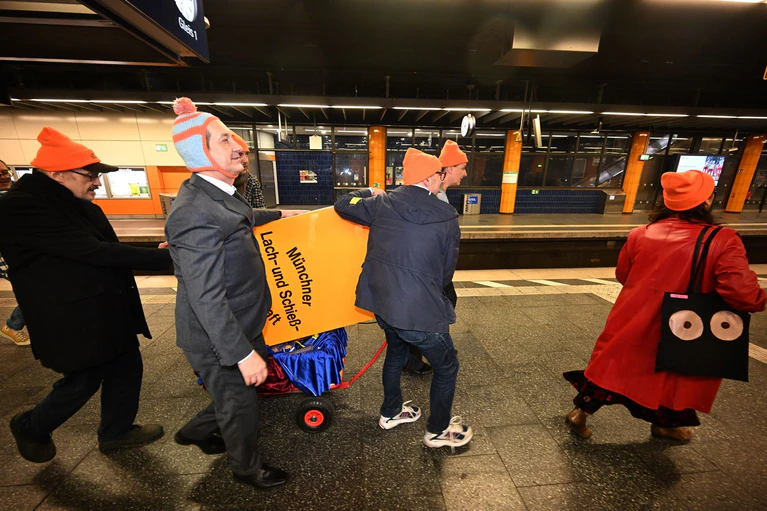 Die Münchner Lach- und Schießgesellschaft ist umgezogen - per U-Bahn und S-Bahn von Schwabing ins Kulturzentrum Gasteig. — © Felix Hörhager/dpa