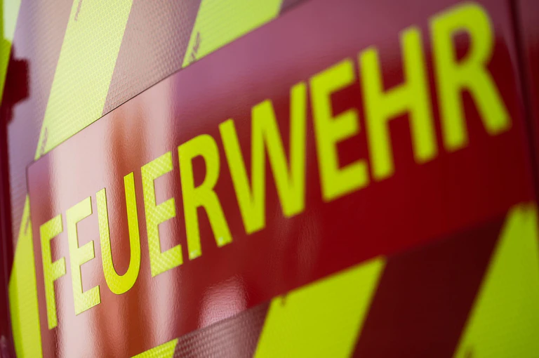 Feuerwehrleute versuchten die brennende Scheune in der Silvesternacht zu löschen. (Symbolbild) — © Marijan Murat/dpa