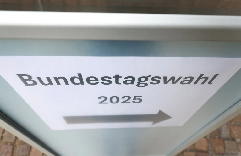 Die Wahllokale sind geschlossen. Nach der ersten Prognose ist die CSU in Bayern stärkste Kraft vor der AfD. — © Karl-Josef Hildenbrand/dpa