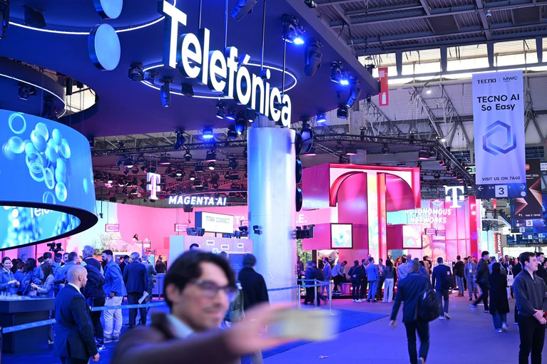 Der Messestand des spanischen Mutterkonzerns Telefónica beim Mobile World Congress (MWC) in Barcelona, direkt neben dem Messestand der Deutschen Telekom. — © Wolf von Dewitz/dpa