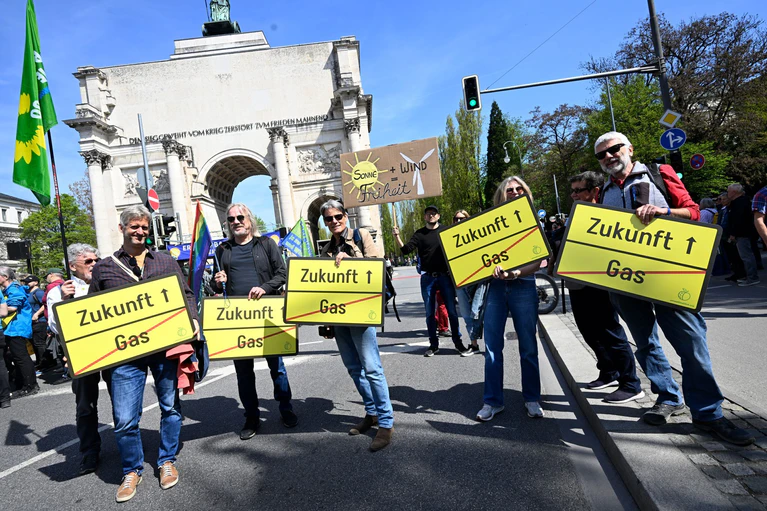 «Erneuerbare Energien verteidigen» war das Motto einer der Demonstrationen. — © Felix Hörhager/dpa