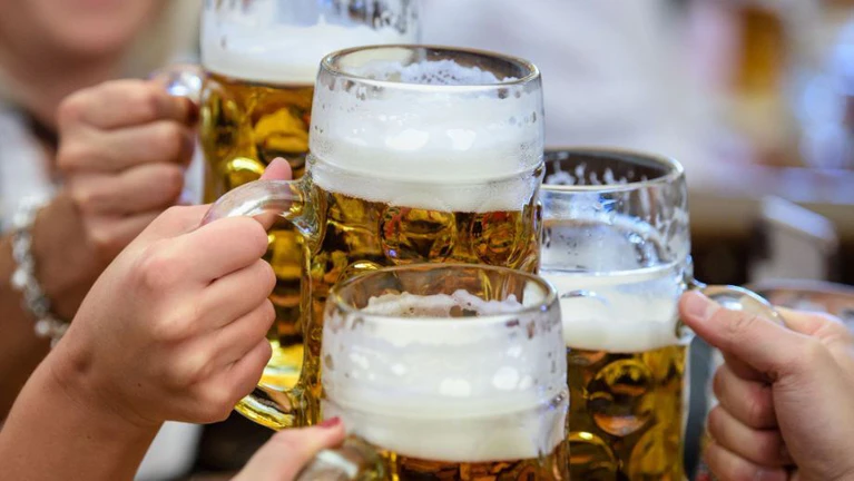 Gespannt wird darauf gewartet, wie viele Schläge OB Krause auf seiner ersten Wiesn braucht, bis der Zapfhahn sitzt. (Archivbild) — © Matthias Balk/dpa