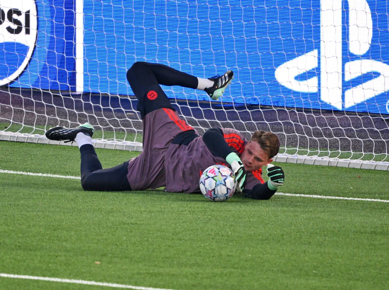 Steht am Dienstag im Tor: Jonas Urbig. — © Peter Kneffel/dpa