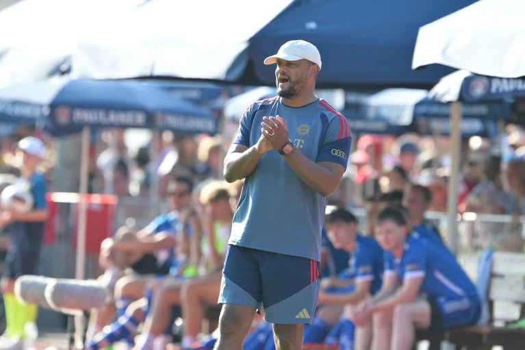 Trainer Vincent Kompany sah eine engagierte Bayern-Mannschaft. — © Peter Kneffel/dpa