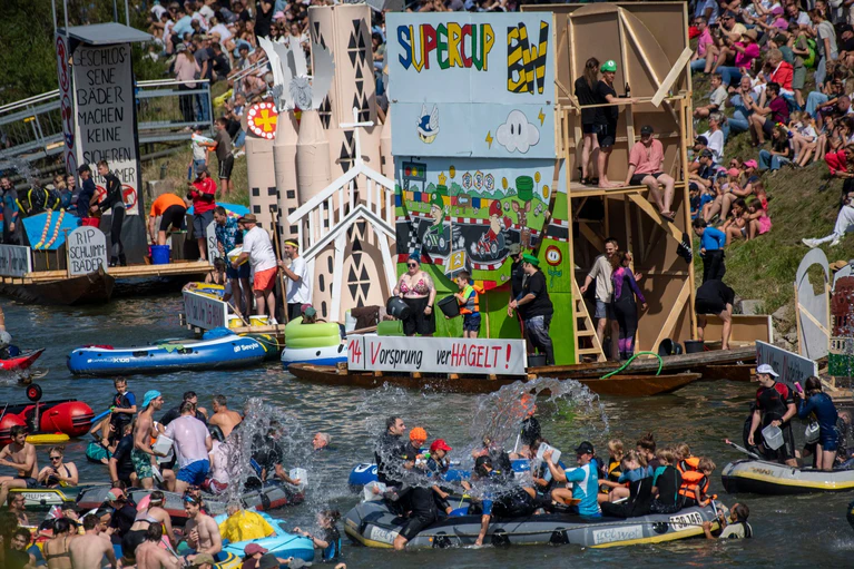 Beim Fest «Nabada» treiben tausende Menschen mit Booten auf der Donau hinab. — © Stefan Puchner/dpa