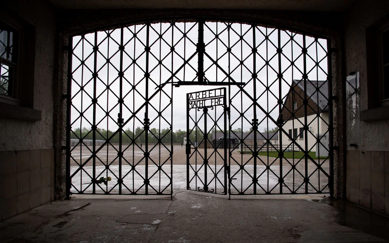 Der Freistaat übernimmt laut Kabinettsbeschluss die Kosten für die notwendige Altlastensanierung sowie erste Maßnahmen zur erinnerungskulturellen Erschließung.  (Archivbild) — © Sven Hoppe/dpa