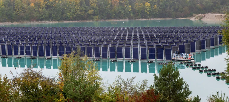 Normalerweise sind Solarpanele bei schwimmenden Anlagen flach auf dem Wasser - hier stehen sie aufrecht.  — © Peter Kneffel/dpa