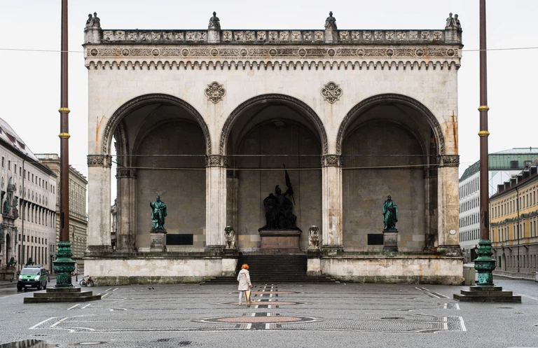Ab kommendem Jahr soll die berühmte Feldherrnhalle in der Münchner City generalsaniert werden. (Archivbild) — © Matthias Balk/dpa