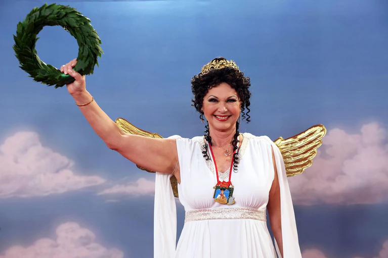 Ilse Aigner als Siegesgöttin Nike bei der «Fastnacht in Franken». — © Karl-Josef Hildenbrand/dpa