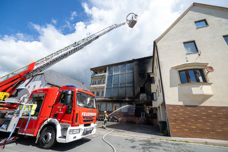 Die Feuerwehr löscht einen Brand im Landkreis Coburg. — © Pia Bayer/dpa