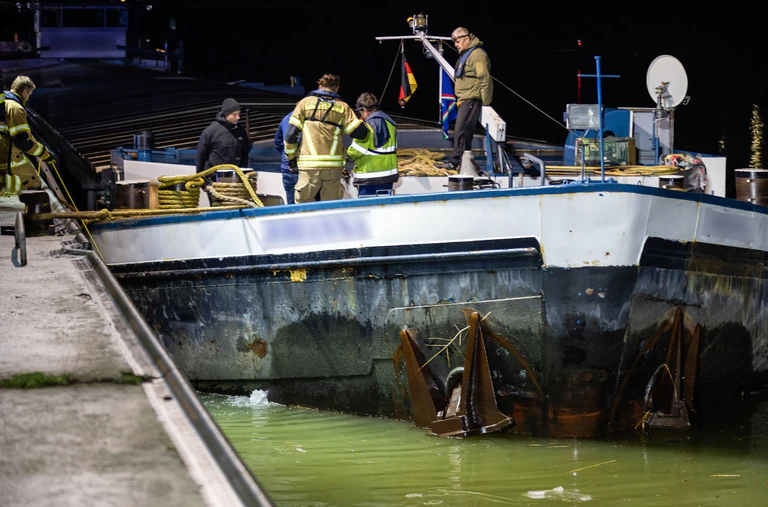 Ein mit Asphalt beladenes Frachtschiff ist auf dem Main-Donau-Kanal havariert und muss deshalb die Nacht im Fürther Hafen verbringen. — © David Oßwald/News5/dpa