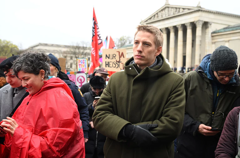 Auch Münchens designierter Oberbürgermeister beteiligte sich an dem Protest. — © Felix Hörhager/dpa