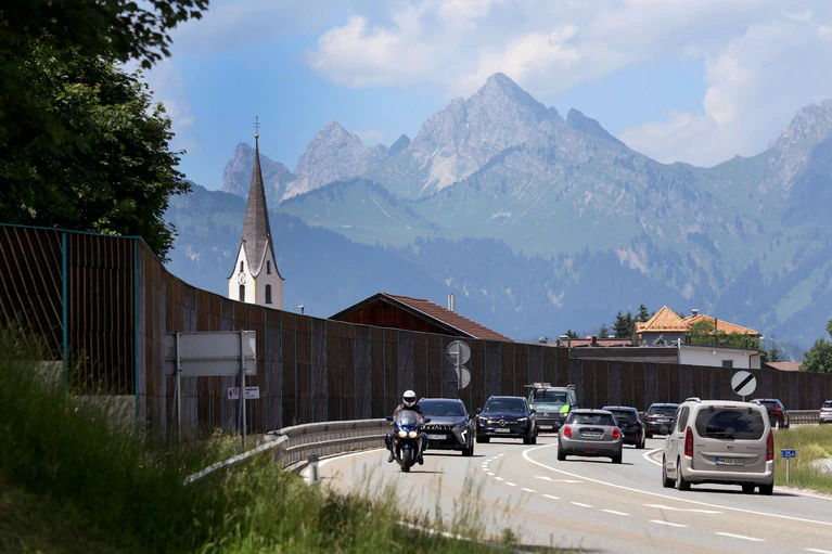 Ab in den Süden - auch der Fernpass ist hier eine beliebte Route. — © Karl-Josef Hildenbrand/dpa