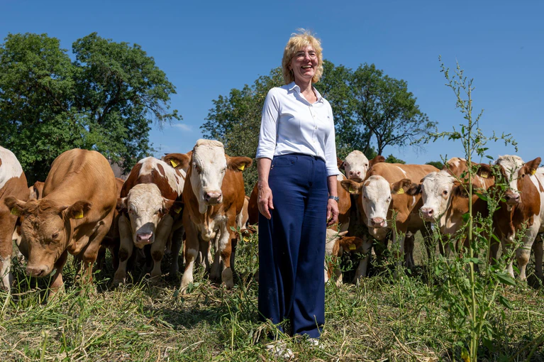 Antje Haberl, Wirtin der Ochsenbraterei und Inhaberin der Haberl Gastronomie, besucht regelmäßig "Ihre" Ochsen  — © Peter Kneffel/dpa