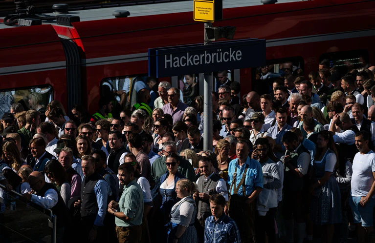 Während der Wiesn herrscht am Halt Hackerbrücke oft dichtes Gedränge. (Archivbild) — © Lukas Barth/dpa