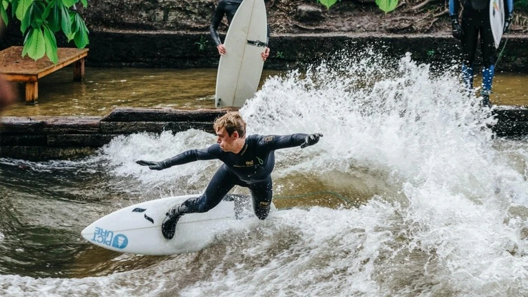 Eisbach, Surfer, Welle, München — © Photo by Alistair MacRobert on Unsplash