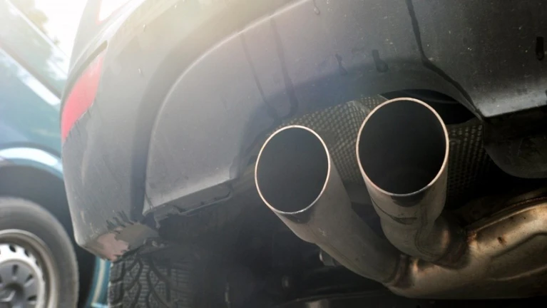 Kraftfahrzeug-Bundesamt, Audi — © Blick auf die Auspuffrohre eines Diesel-Pkw. Foto: Hendrik Schmidt/Archiv