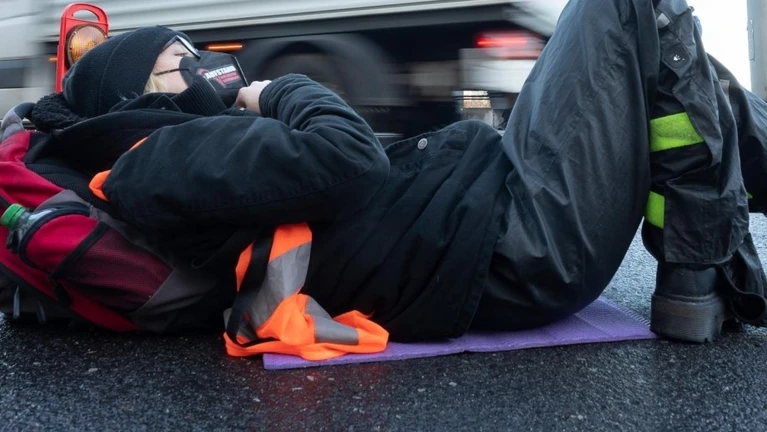 Klimaschützer Flughafen München Aktivist Protest — © Bild: dpa / Sebastian Gollnow