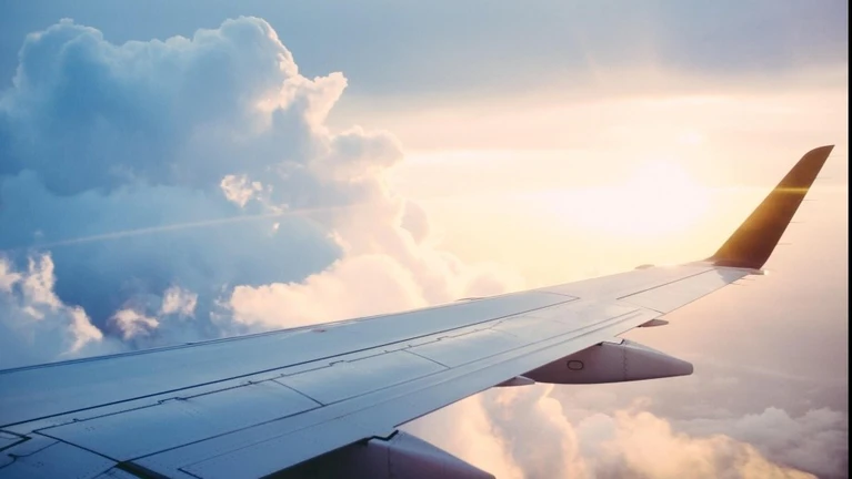 Flug, Flugzeug, Himmel, Reisen, Urlaub — © Photo by Ross Parmly on Unsplash