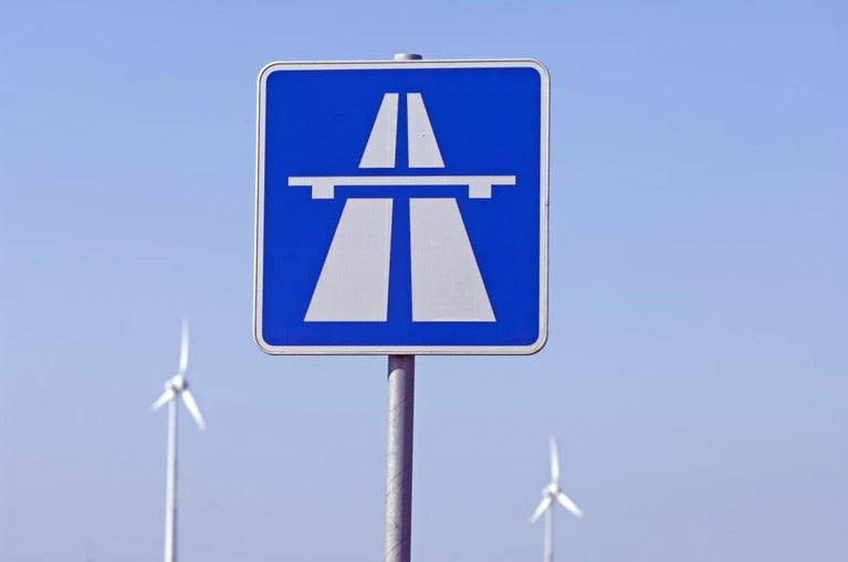 Haar, Autobahn, Sperrung, A96, A8 — © Autobahnschild und Windkraftanlagen