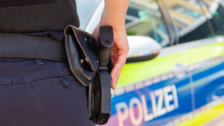 Polizei Waffe bedroht Bedrohung — © Bild: huettenhoelscher / iStock