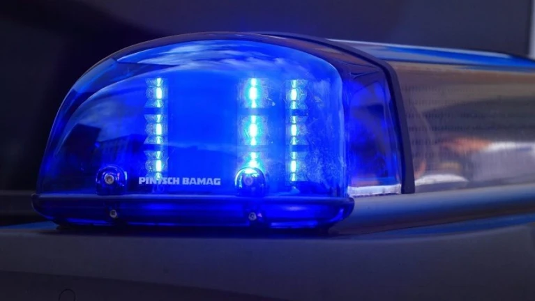 Blaulicht Polizei — © Das Blaulicht eines Funkstreifenwagens blinkt. Foto: Jens Wolf/Archiv