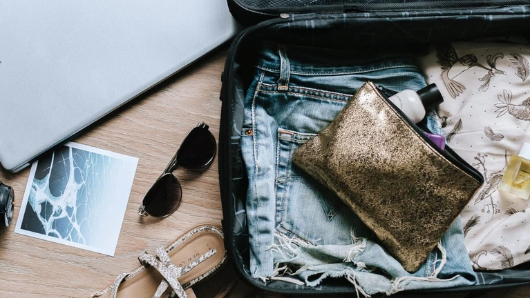 Koffer packen Gepäck Handkoffer — © Bild: Anete Lūsiņa / Unsplash.com