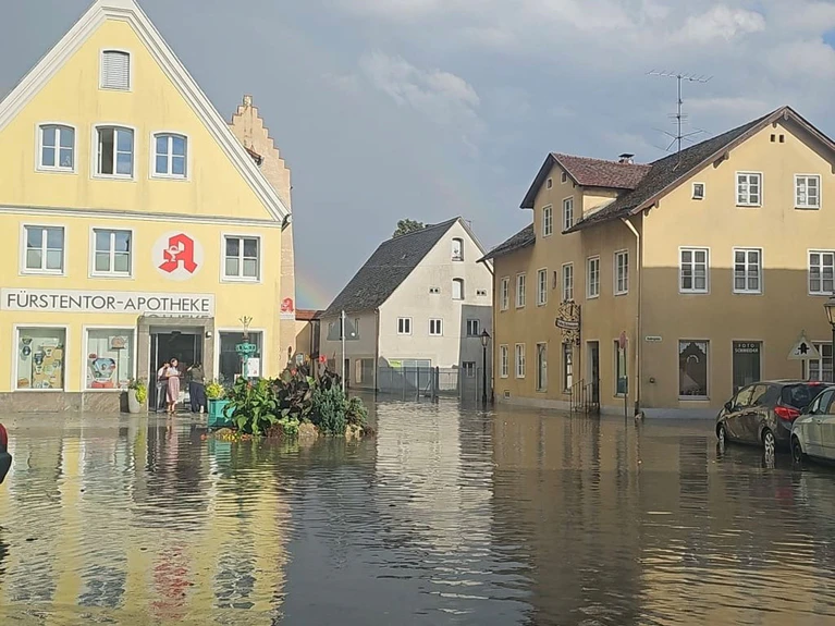 In Greding stand der Marktplatz unter Wasser. (Handout) — © -/Feuerwehr Greding/dpa