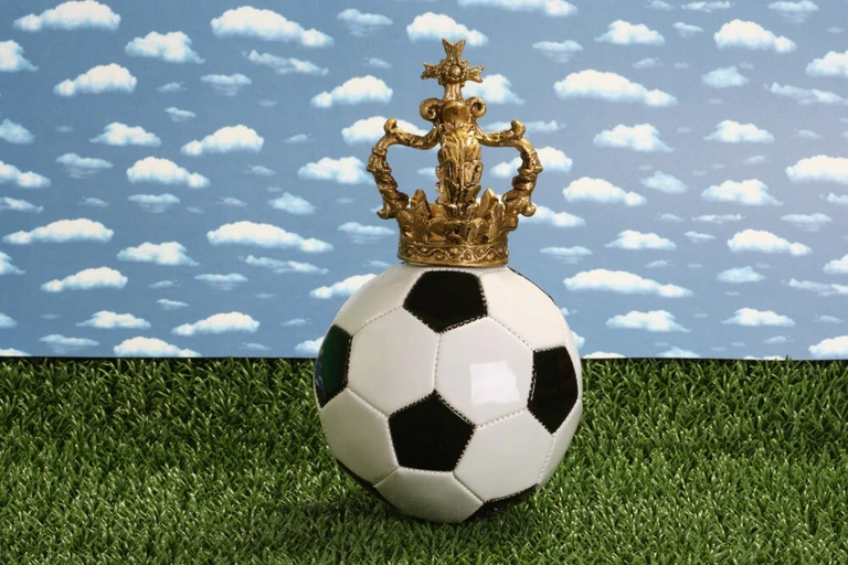 Meister-Frage, Bundesliga, FC Bayern, Borussia Dortmund — © Fussball mit Krone mit Himmel als Hintergrund