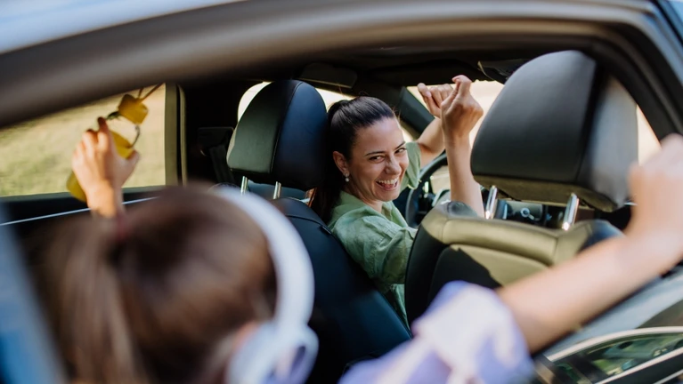 Familie Familien Auto Stau Freude Spaß Autobahn — © Halfpoint / iStock