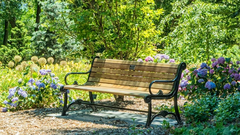 Parkbank Ratschbankerl Spaziergang draußen Sommer Garten — © Doug Kelley / Unsplash