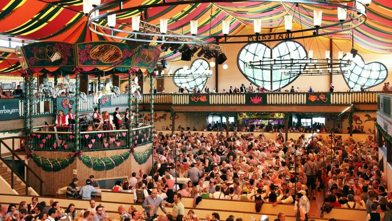 Marstall Wiesnfestzelt — © Bild: München Tourismus Tommy Loesch