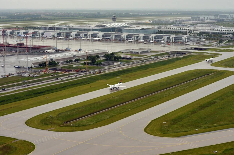 — © Der Flughafen München. Foto: Peter Kneffel/Archiv