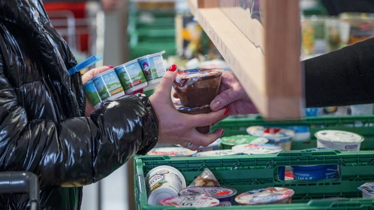 Tafel Spenden Lebensmittel einkaufen Supermarkt — © Bild: Daniel Vogl / dpa