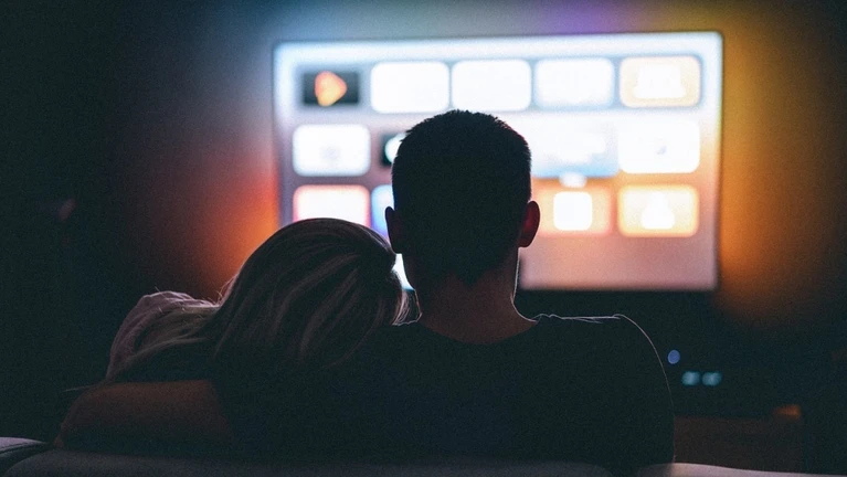 Filme Serien Film Netflix Couch Sofa Pärchen Paar Film schauen — © Bild: yousafbhutta / Pixabay