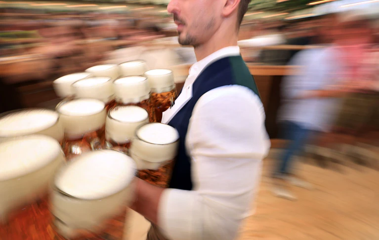 Einige Wiesn-Bedienungen schleppen in diesem Jahr nicht nur Maßkrüge, sondern engagieren sich auch bei den «Bedienungen gegen rechts». (Symbolbild) — © Karl-Josef Hildenbrand/dpa