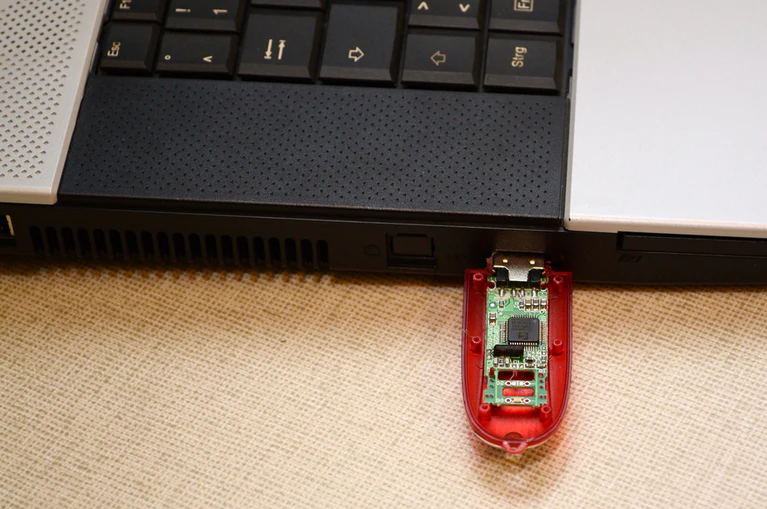 USB-Stick — © offener Flash-Speicherstick am Laptop