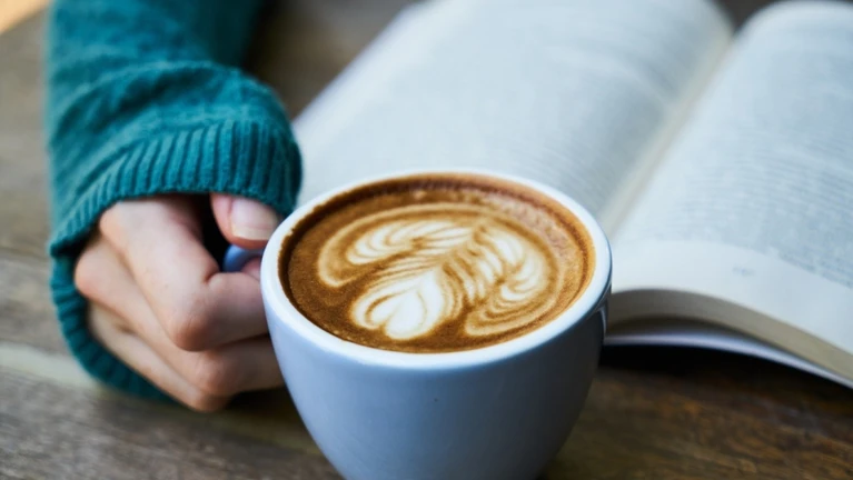 Bücher Café Kaffee Buch gemütlich — © Bild: Engin Akyurt / Pixabay