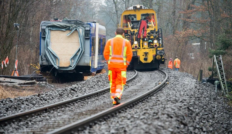Zugunglück Bad Aibling — © Der Verkehrsausschuss des Bundestages beschäftigt sich mit dem Zugunglück. Foto: Peter Kneffel