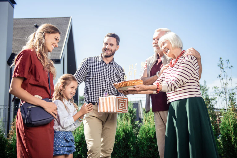 Nachbarn Gemeinschaft Nachbarschaft Freunde Familie Geschenk einladen — © Bild: Zinkevych / iStock