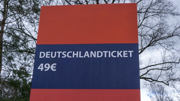 49 Euro Ticket Deutschlandticket Fahrt fahren Bahn — © Bild: Sebastian Ohlig / iStock