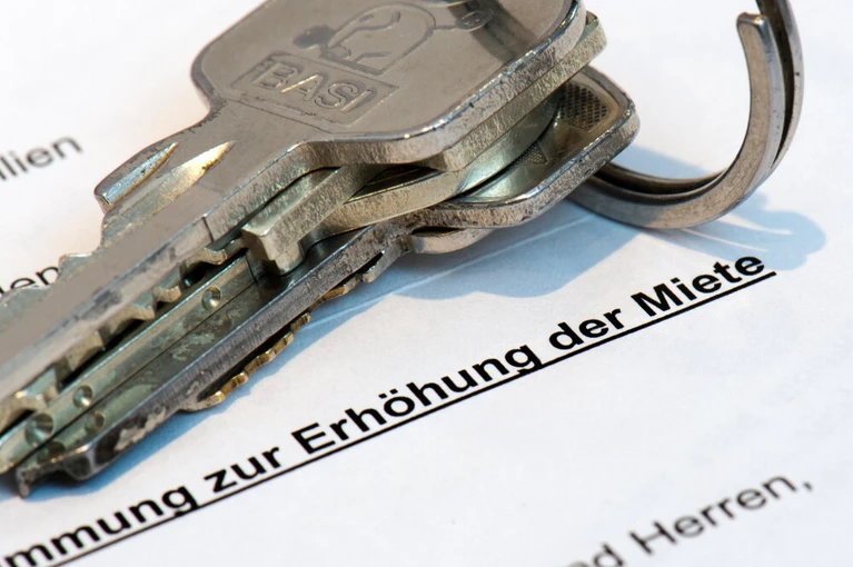 Miete in München, Mietspiegel, Miete, München, Mieten, Inflation, Bayern — © Ein Schlüsselbund liegt auf einem Anschreiben «Zur Erhöhung der Miete». Foto: Arno Burgi/Archiv
