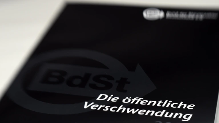  — © Schwarzbuch des Bundes der Steuerzahler. Foto: Carsten Rehder/Archiv