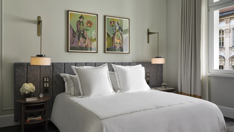 Rosewood Hotel München Luxus Gebäude Suite Bett — © © Rosewood Munich / Davide Lovatti