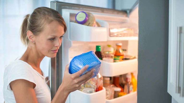 Haltbarkeit Lebensmittel Kühlschrank Essen Mindesthaltbarkeitsdatum — © Bild: ViktorCap / iStock