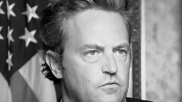 — © Bild: Von Office of National Drug Control Policy - https://en.wikipedia.org/wiki/File:Matthew_Perry_Office_of_National_Drug_Control_Policy_The_White_House.theora.ogv, Gemeinfrei, https://commons.wikimedia.org/w/index.php?curid=139731783