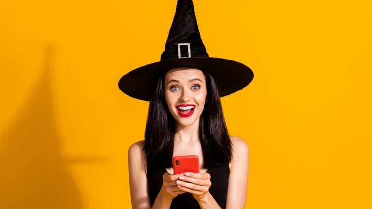 halloween handy — © Bild: Deagreez / IStock