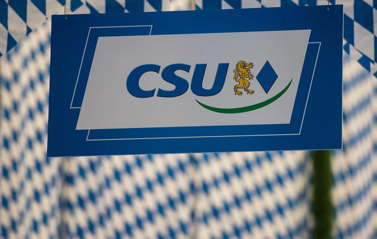 CSU, Partei, Fraktion — © Ein Schild mit dem Logo der CSU in München. Foto: Matthias Balk/Archiv